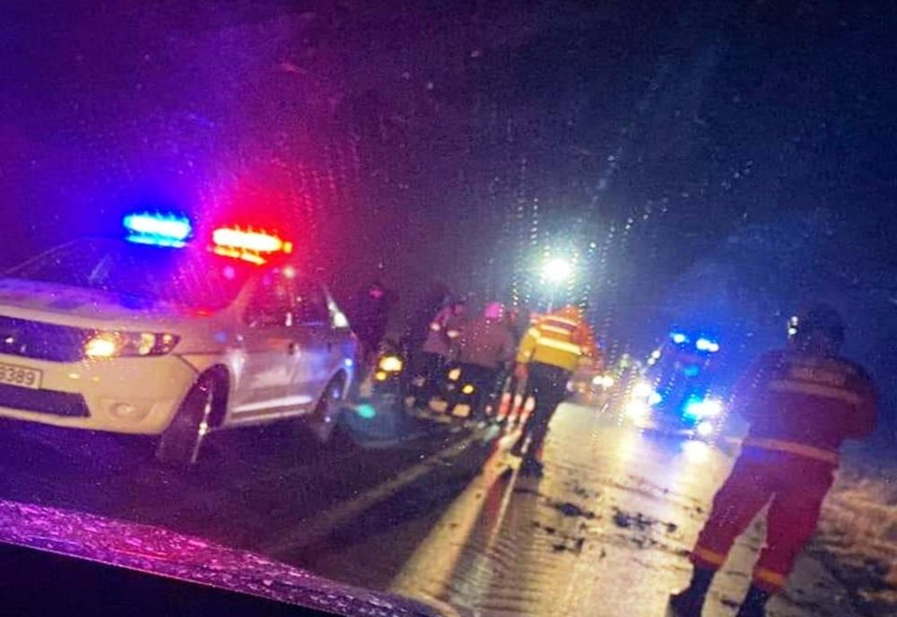 Olt: Autoturism în care se aflau trei persoane, printre care un copil, răsturnat