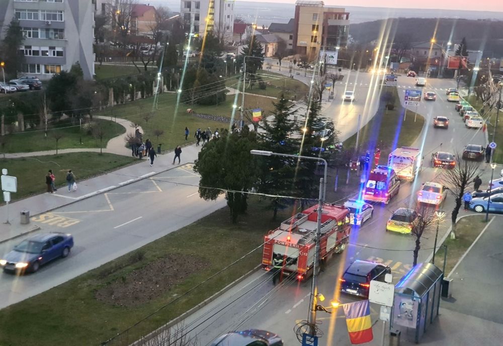 Accident în centrul Slatinei. O maşină a doborât un indicator