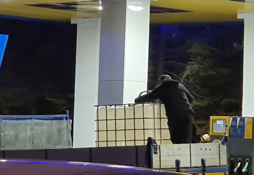 VIDEO. Un bărbat din Slatina "alimentat" de la benzinărie într-un container de 1.000 litri