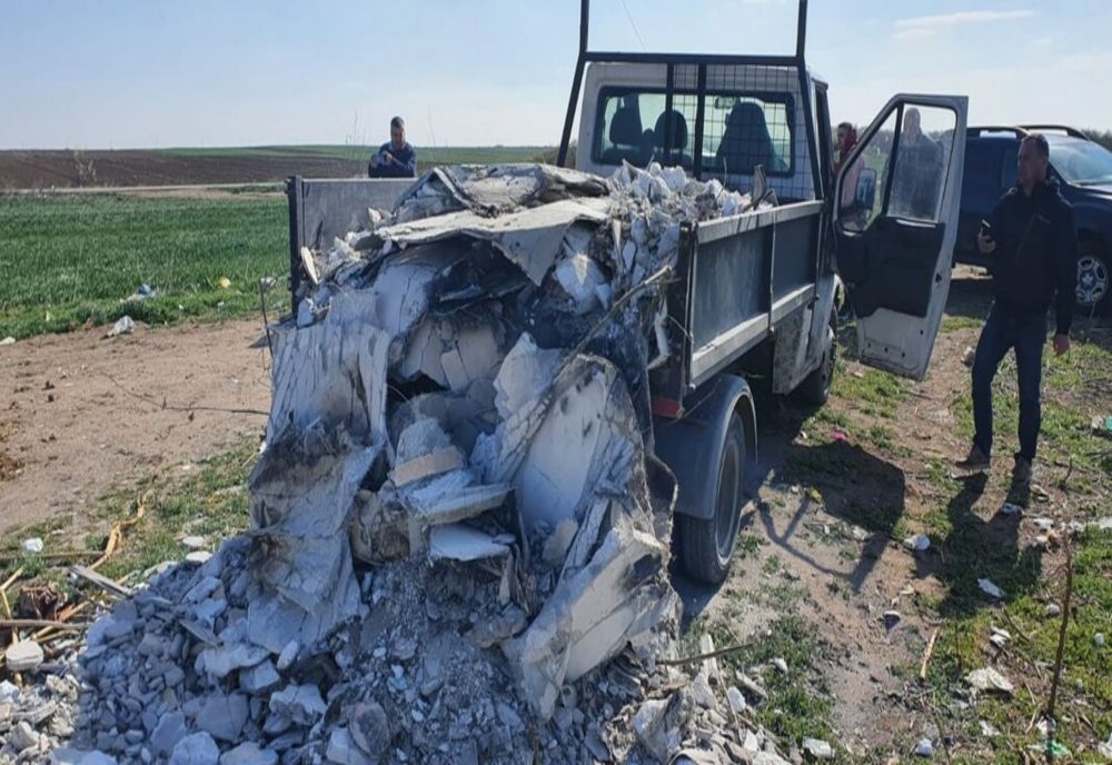 Olt: Bărbat amendat de jandarmi pentru că descărca moloz dintr-o autoutilitară