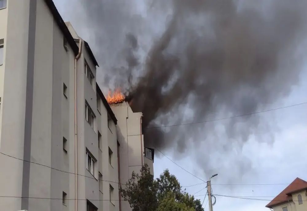 De la ce a pornit incendiul de sâmbătă, la un bloc din Slatina. Concluziile pompierilor