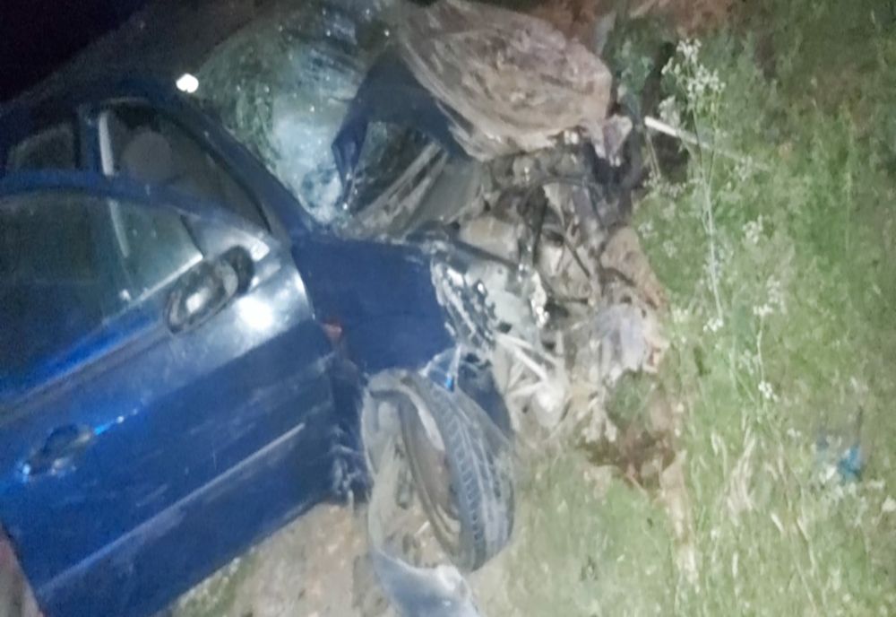 Olt: Încercând să scape de poliţişti, a intrat cu maşina într-o casă