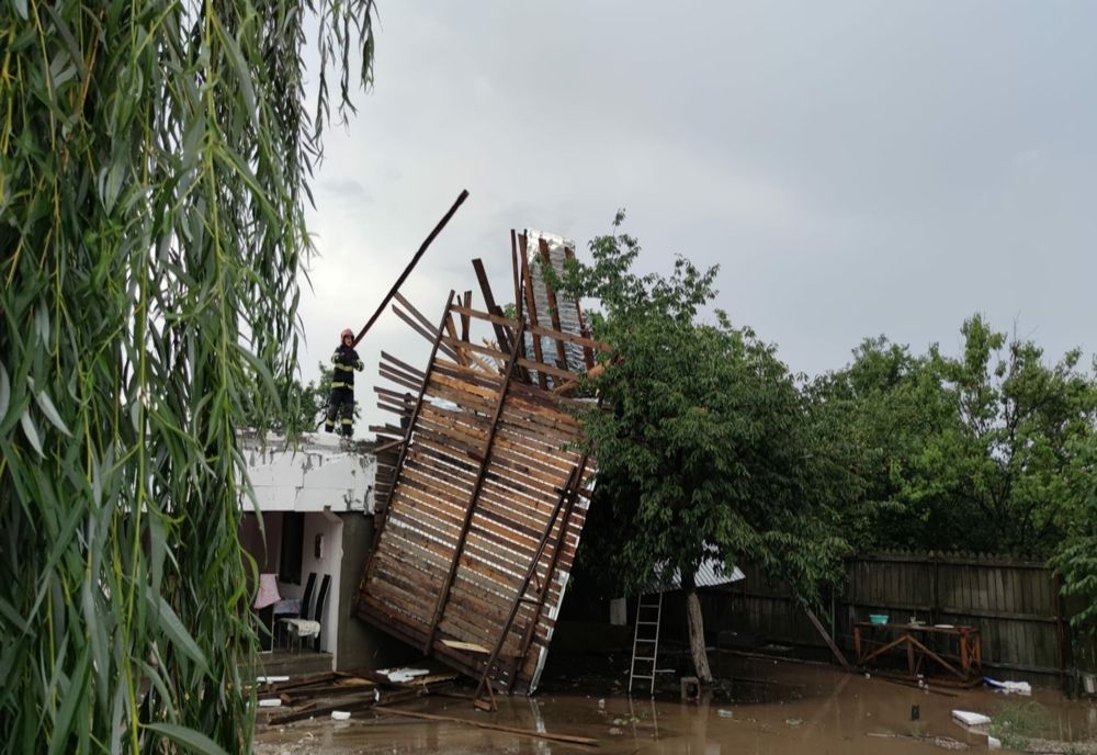 Inundaţii pe străzile din Slatina. Acoperiş luat de vânt (VIDEO)