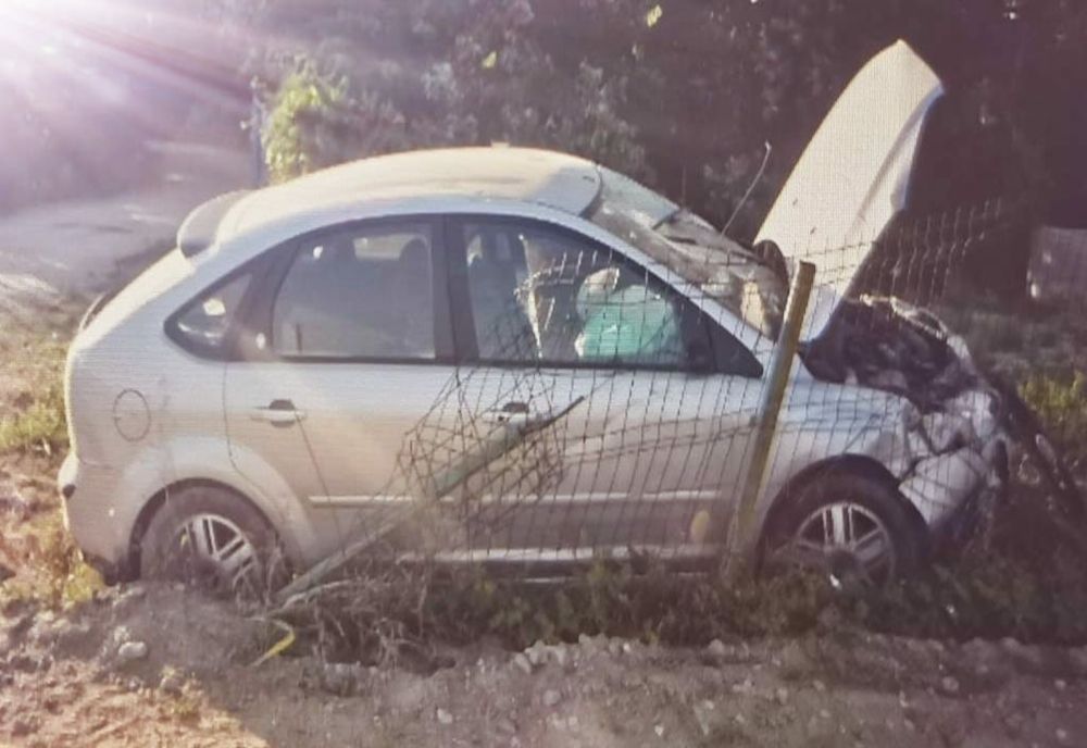 Un tânăr din Olt a lovit cu maşina doi biciclişti şi a intrat într-un gard