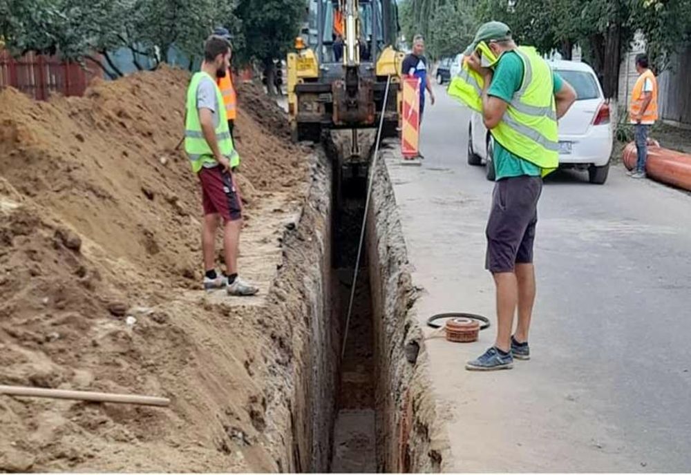 Ample lucrări de extindere a reţelei de canal, într-un oraş din Olt