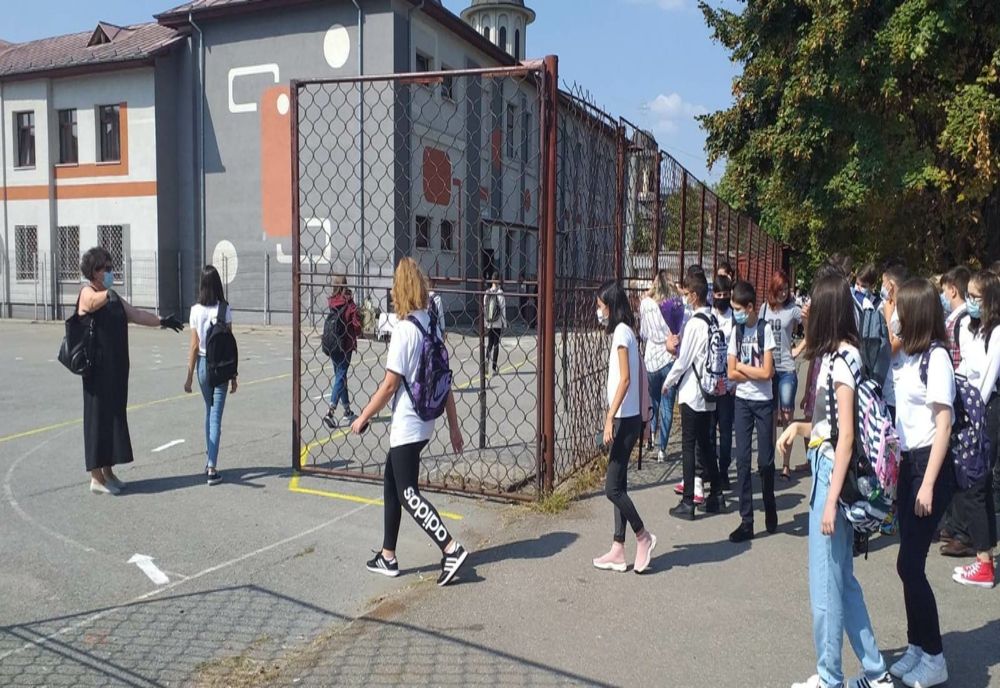 Şcolile din Slatina, dotate cu teren multisport