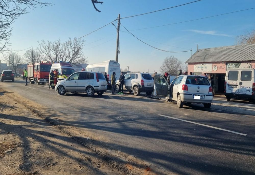 Olt: Două persoane rănite într-un accident cu trei maşini implicate