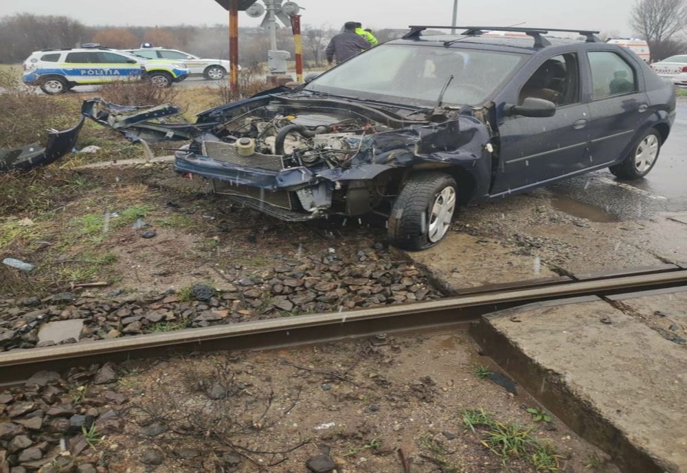 Autoturism lovit de tren, în judeţul Olt