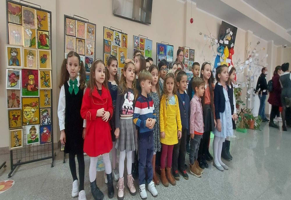 Expoziţie de picturi pe sticlă, realizate de copiii de la Palatul „Adrian Băran” Slatina