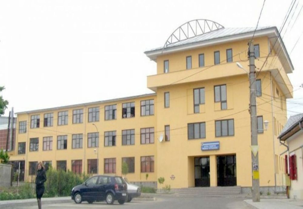 Elev bătut şi umilit de două profesoare, la un liceu din Caracal