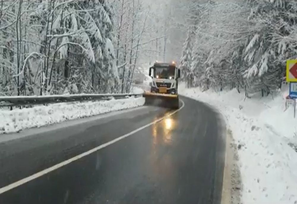 VREMEA SE RĂCEȘTE DRASTIC ÎN NORDUL ȚĂRII: NINSORI ȘI VISCOL LA MUNTE