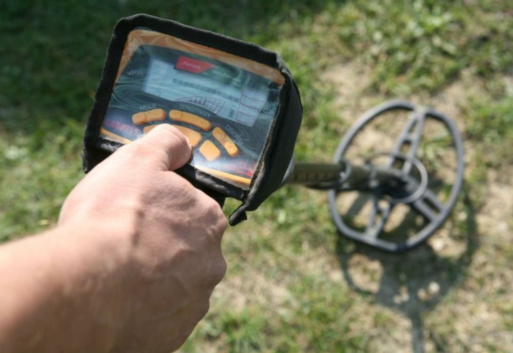 42 de cartușe din cel de- al Doilea Război Mondial, descoperite de un bărbat cu detectorul de metale