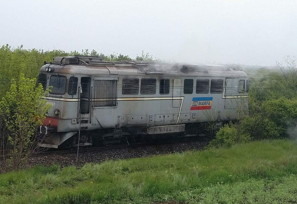 Locomotiva unui tren încărcat cu propilenă, cuprinsă de un incendiu, în apropierea Gării Piatra-Olt