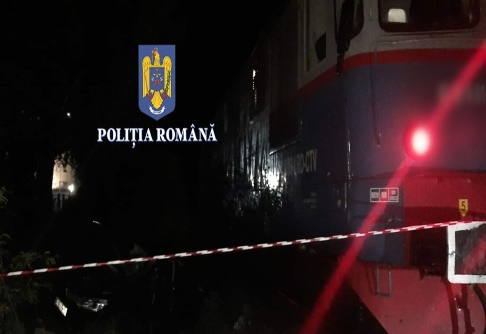 O adolescentă a murit, după ce maşina în care se afla a fost lovită de un tren, în judeţul Teleorman. Mecanicul de locomotivă, un bărbat din judeţul Olt