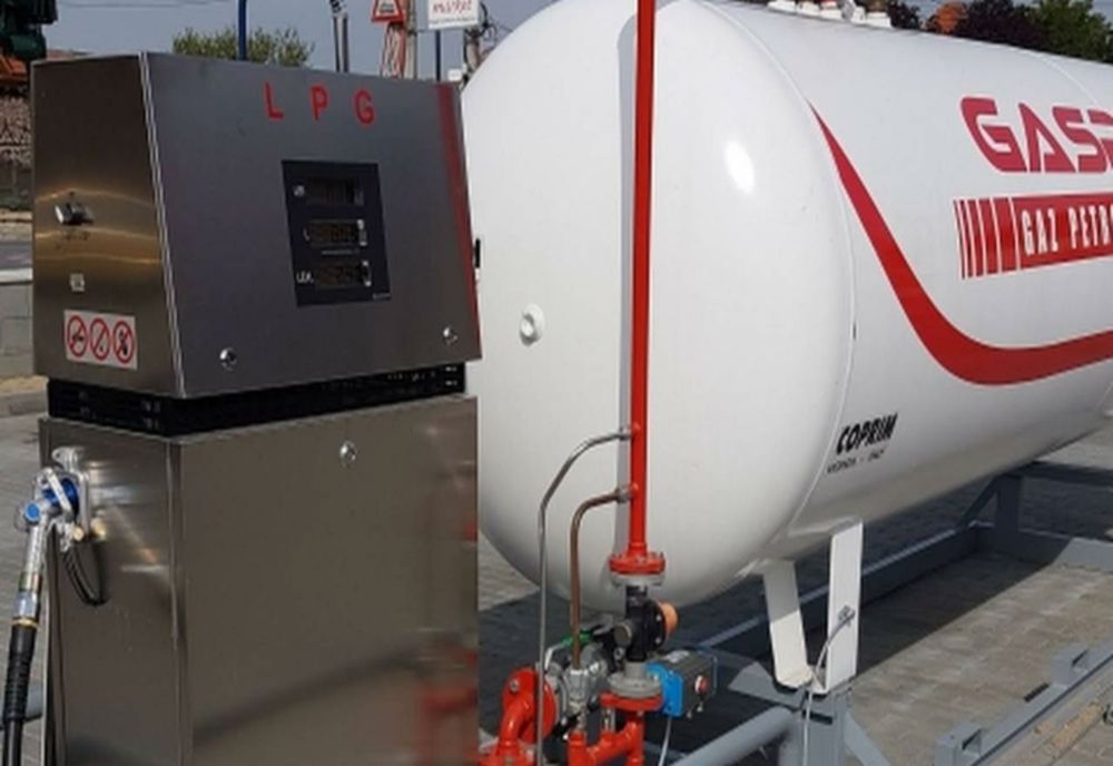 Un polițist de frontieră a venit beat să își încarce butelia cu gaz la o stație GPL - Acesta a fugit cu mașina și a accidentat un pieton