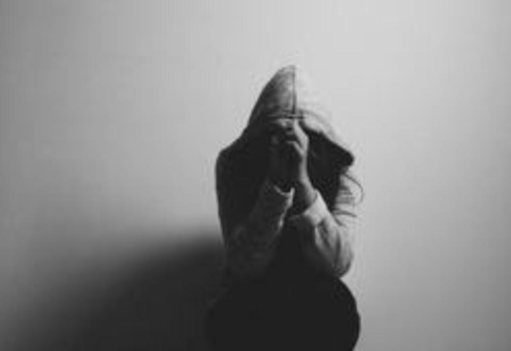 Doi tineri au șantajat o minoră de 13 ani din Olt să facă materiale pornografice