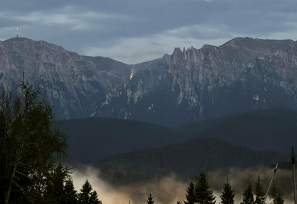 INCENDIU DE VEGETAŢIE PROVOCAT DE FULGER, ÎN MASIVUL BUCEGI