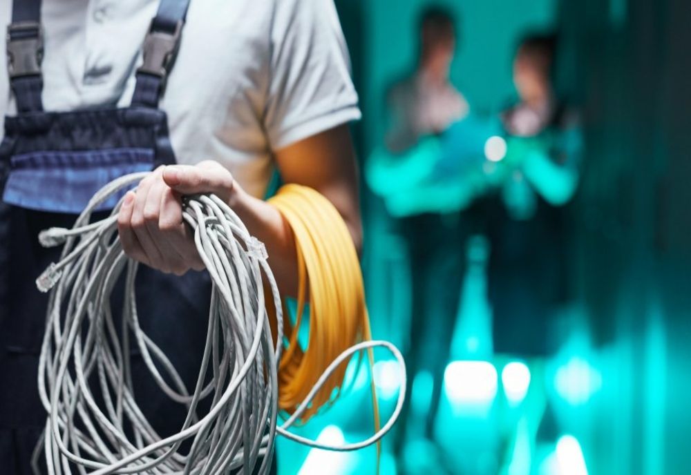 PESTE 400 DE ANGAJAȚI DE LA O FABRICĂ DE CABLAJE DIN TÂRGU JIU, CONCEDIAȚI DIN SEPTEMBRIE