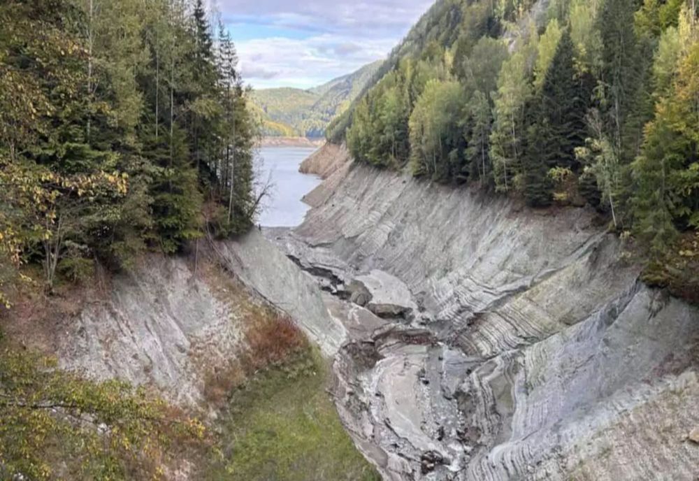 Lacul Vidraru, golit controlat o lună: debit redus pe Argeș pentru lucrări la baraj și evitarea unei noi crize de apă