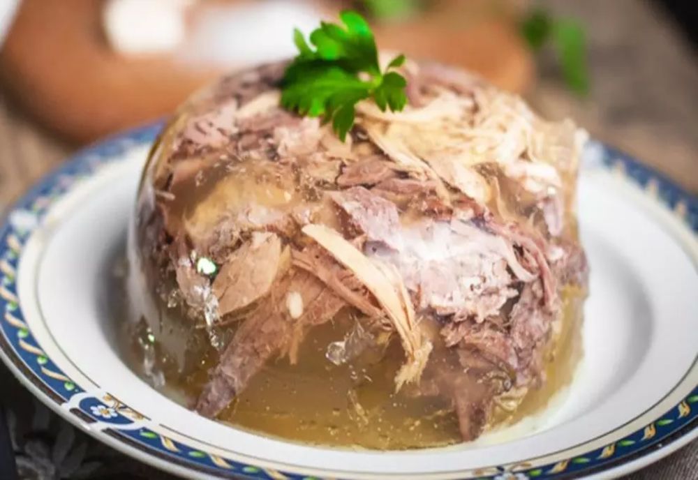 Cât timp se fierbe piftia și cum obții o supă limpede. Secretul celor mai bune gospodine