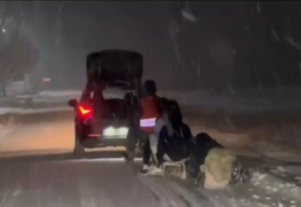 Un adolescent de 17 ani a murit după ce sania trasă de o mașină a lovit un cap de pod