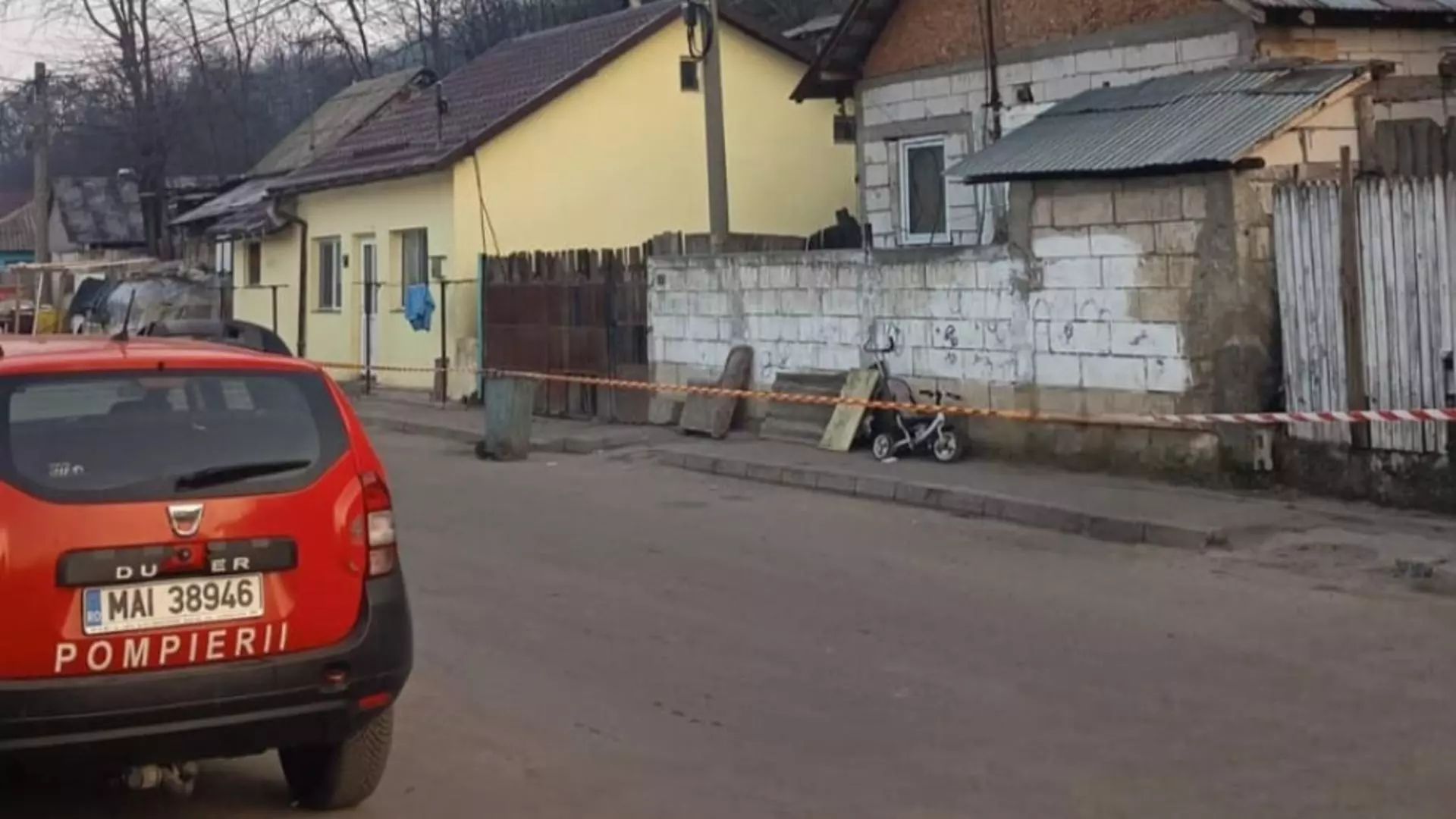 Alunecare de teren în Slatina: 25 de persoane relocate, printre care și 9 copii. Două locuințe, afectate