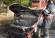 S-a salvat în ultimul moment după ce maşina i-a luat foc în mers - VIDEO