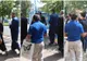 FOTO. Unde e mila Bisericii? Un bărbat care cerşea în centrul Slatinei, ignorat de un grup de preoţi