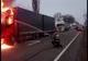 VIDEO. Un TIR a fost cuprins de flăcări pe un drum din Olt