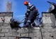 Au vrut să curețe curtea pentru primăvară, dar au sfârșit prin a da foc casei - VIDEO