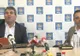 Un primar din Olt a făcut senzație cu chitara, în sediul partidului/VIDEO
