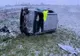VIDEO. Un autoturism s-a răsturnat pe un câmp din Olt. Şoferul a rămas încarcerat în interior