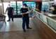 Amendaţi că nu purtau măşti în interior